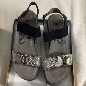OTBT: Bushnell Snakeskin and Black Sandals size 8.5